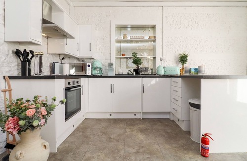 Blandford Saint Mary House | PRIMROSE, romantic, character holiday cottage in Blandford Forum