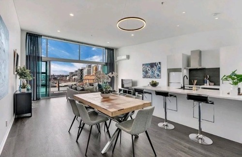 Auckland Central Business District Apartment | Princess Wharf w/Balcony