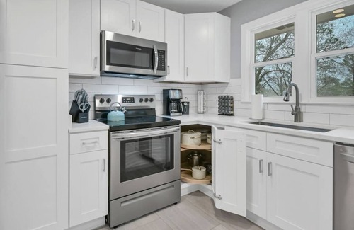 Columbia House | Pristine 3BR | Centrally located & Pet Friendly