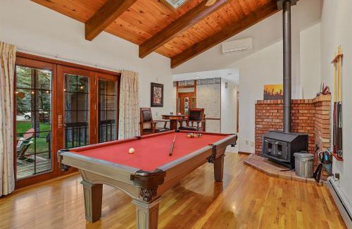 Flagstaff House | Pristine Cabin on Wooded Lot. Fantastic Location Pool Table