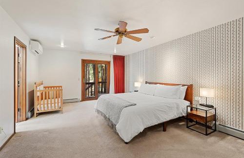 Flagstaff House | Pristine Cabin on Wooded Lot. Fantastic Location Pool Table