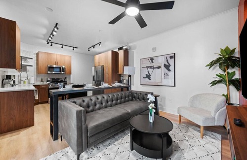 Shadyside Apartment | Pristine Double King 3BR suite | A+ Location| ADA|