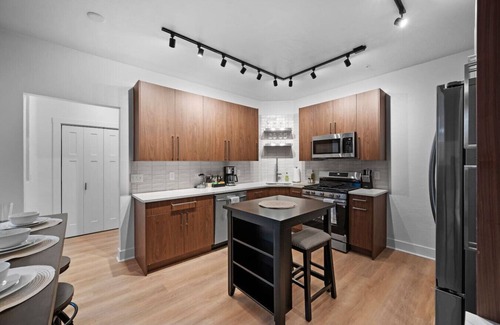 Shadyside Apartment | Pristine Double King 3BR suite | A+ Location| ADA|