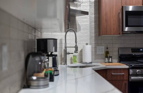 Shadyside Apartment | Pristine Double King 3BR suite | A+ Location| ADA|