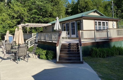 Bridgton House | Pristine Log Cabin in Moose Pond Association LAKE, POOL, KAYAK, CANOE, 1 dog OK!