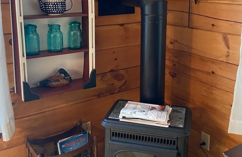 Bridgton House | Pristine Log Cabin in Moose Pond Association LAKE, POOL, KAYAK, CANOE, 1 dog OK!