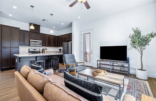 Raisin House | Pristine Luxury Home #3 - Walk to Restaurants