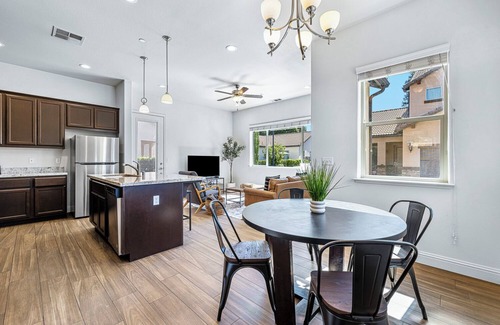 Raisin House | Pristine Luxury Home #3 - Walk to Restaurants