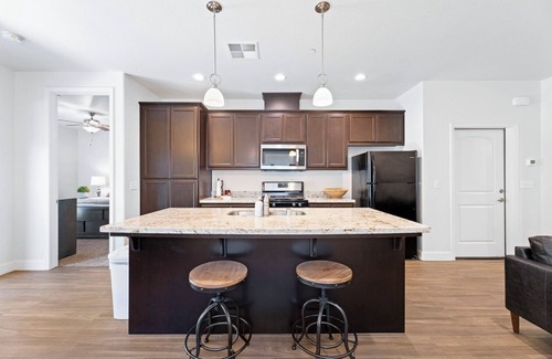 Raisin Condo | Pristine Luxury Townhouse for Professionals