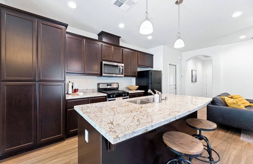 Raisin Condo | Pristine Luxury Townhouse for Professionals