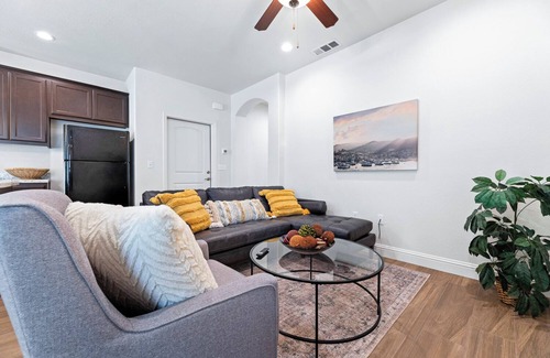 Raisin House | Pristine Luxury Townhouse for Professionals