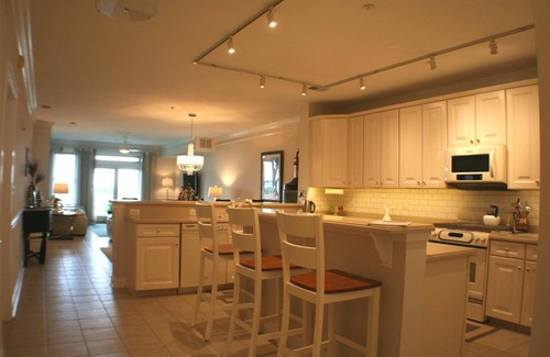 Anglesea Condo | Pristine second floor interior unit!