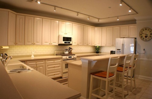 Anglesea Condo | Pristine second floor interior unit!