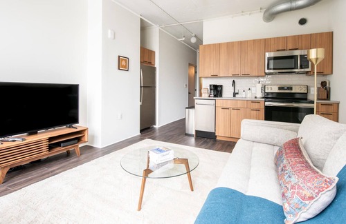 Eisenhower East Apartment | Pristine Studio in The Carlyle Dist w/ Concierge