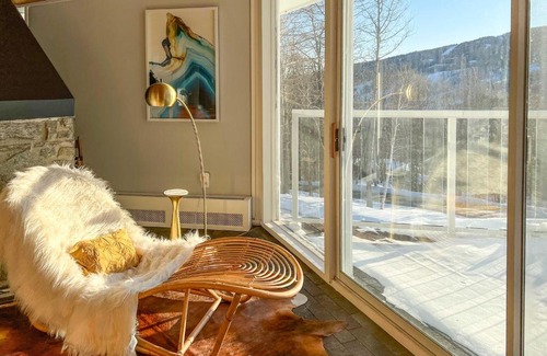 West Dover House | Pristine West Dover Home with Deck and Mountain Views!
