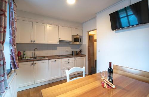 Kranjska Gora Apartment | Pritlični apartma Hribovc z atrijem v bližini Golf Cluba