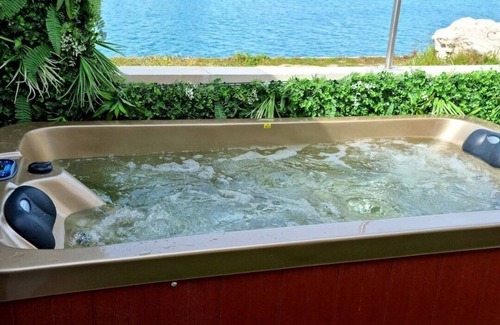 Port-Saint-Louis-du-Rhone Apartment | Private Jacuzzi with sea view - quiet, cosy suite