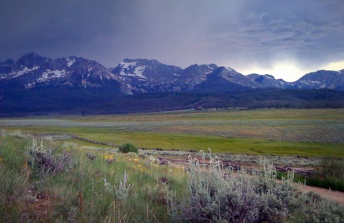 Stanley House | Privacy in Stanley ☼ Watch the Sunrises and Sunsets on the Sawtooth Mountains ☼
