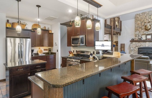 Blue Eye Cabin | Privacy-On 40 Acres-Near TableRock Boat Launch-Games-Stunning Views-New Cmnty Pool-Car Charger