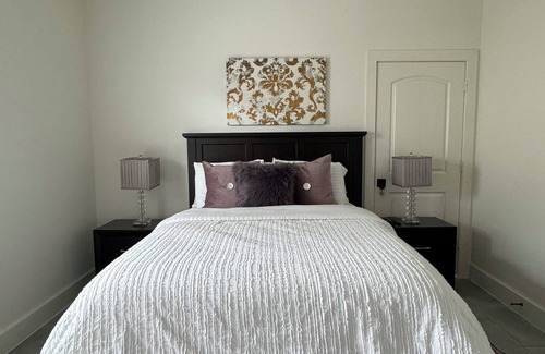 Garden Oaks House | Private 1BR near the Heights