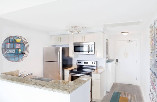 Coconut Grove Apartment | Private 2/2.5 bay view apt. in Coconut Grove Hotel includes parking!