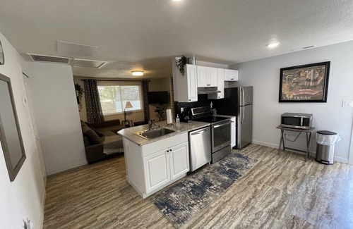 Evergreen Apartment | Private 2 bedroom Guest Suite - pet friendly