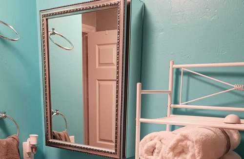 Old Town House | Private 2-bedroom house close to blue springs.FREE WIFI
