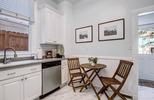 Dixon Park House | Private 2APT Duplex w/Back Yard ★ Dogs OK ★ Victorian District ★ Park Side