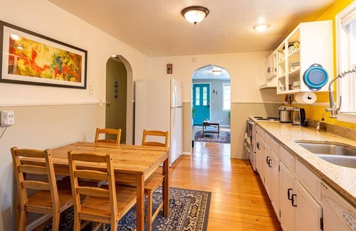 Berkley House | Private 2BR Bungalow | Kids Playset + Toys