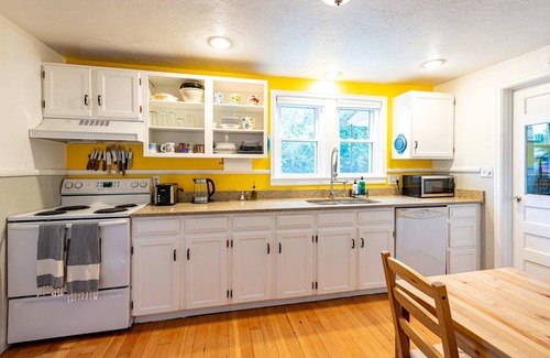 Berkley House | Private 2BR Bungalow | Kids Playset + Toys