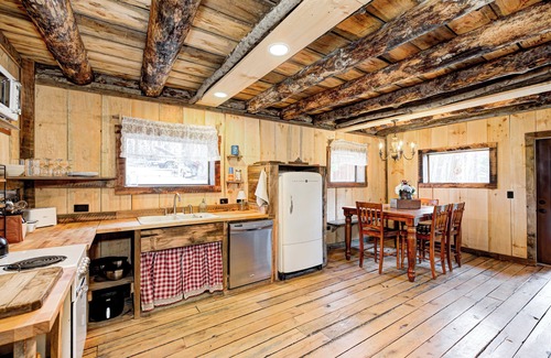 Helmsburg Cabin | Private 3.5 acre Waterfront Cabin with Hot Tub, WiFi, Minutes from Nashville