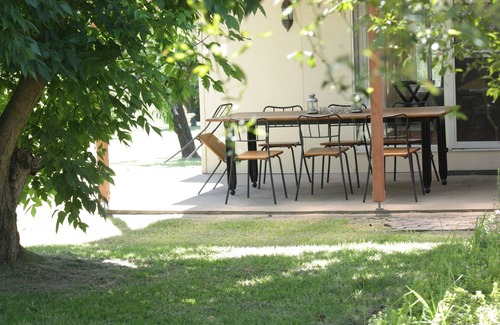 Bara House | Private 4 bedroom farmhouse set in private gardens, between Mudgee & Rylstone.