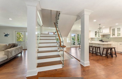 Hollywood House | Private 4-Bedroom Lakeside Estate Sleeps 10 with Pool, Fire-pit, Wi-Fi, AC