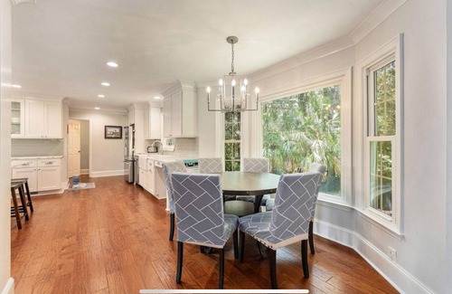 Hollywood House | Private 4-Bedroom Lakeside Estate Sleeps 10 with Pool, Fire-pit, Wi-Fi, AC