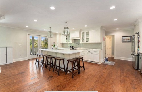 Hollywood House | Private 4-Bedroom Lakeside Estate Sleeps 10 with Pool, Fire-pit, Wi-Fi, AC