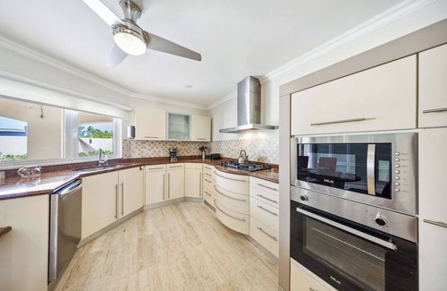 Gold Coast Villa | Private 4BR Villa + Pool & BBQ in Noord