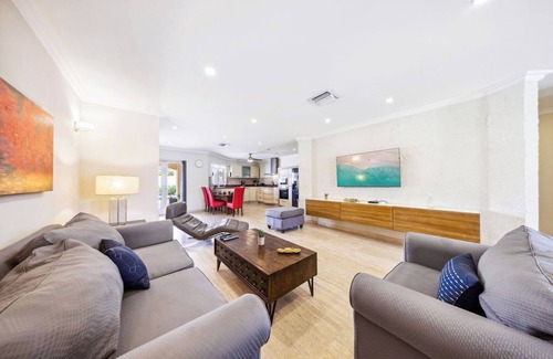 Gold Coast Villa | Private 4BR Villa + Pool & BBQ in Noord