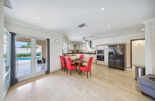 Gold Coast Villa | Private 4BR Villa + Pool & BBQ in Noord