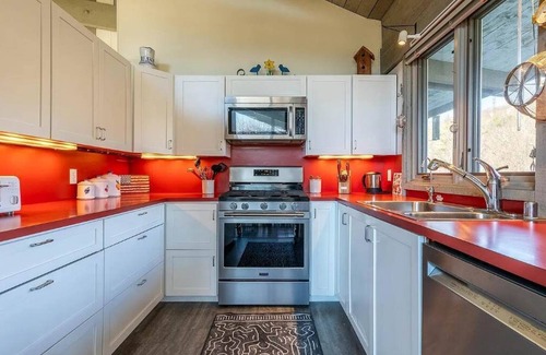 Dorset House | Private 7-BR Retreat on 12 Acres w/Mountain Views