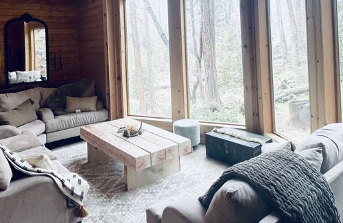 Camp Nelson Cabin | Private and big Log cabin with Hot-Tub In Sequoia National Forest/ Monument