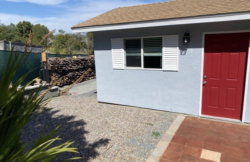Vista Cottage | Private and Peaceful Guest Home for 1 or 2 Guests