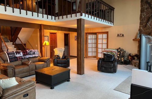 Sunset Ridge House | Private and spacious 4bd Cabin-360 views of nature Close to skiing!