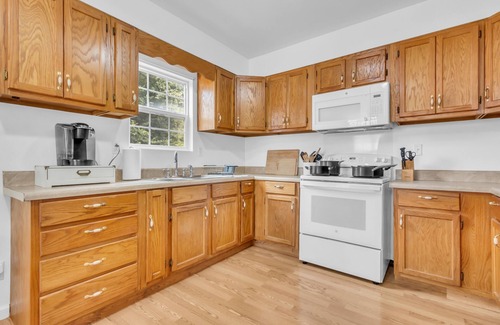 Columbia House | Private and Spacious House with Large Porch and Driveway!