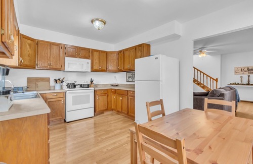 Columbia House | Private and Spacious House with Large Porch and Driveway!