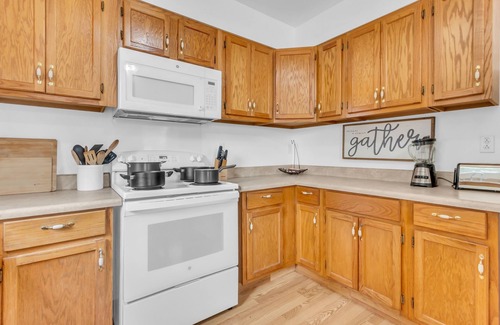 Columbia House | Private and Spacious House with Large Porch and Driveway!