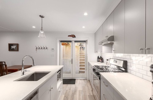 District of North Vancouver Apartment | Private apartment in the quiet community of North Vancouver Lynn Valley