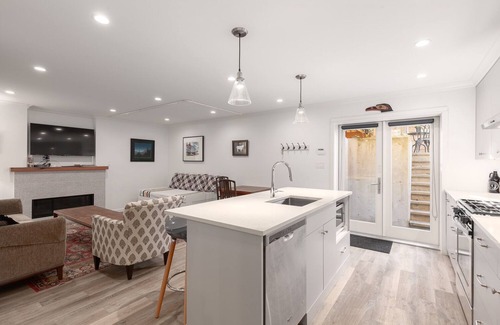 District of North Vancouver Apartment | Private apartment in the quiet community of North Vancouver Lynn Valley