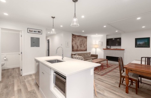 District of North Vancouver Apartment | Private apartment in the quiet community of North Vancouver Lynn Valley