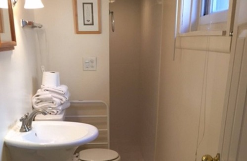 Skokie Apartment | Private Apartment With A Private Entrance To Our Cozy Newly Renovated Apartment