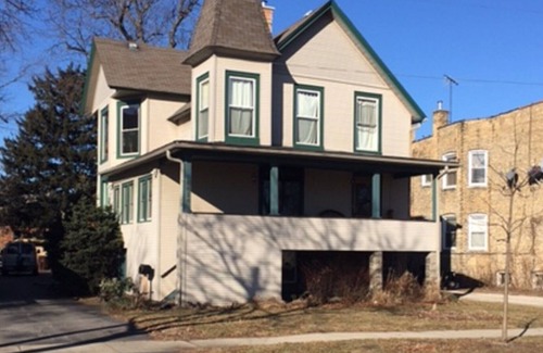 Skokie Apartment | Private Apartment With A Private Entrance To Our Cozy Newly Renovated Apartment